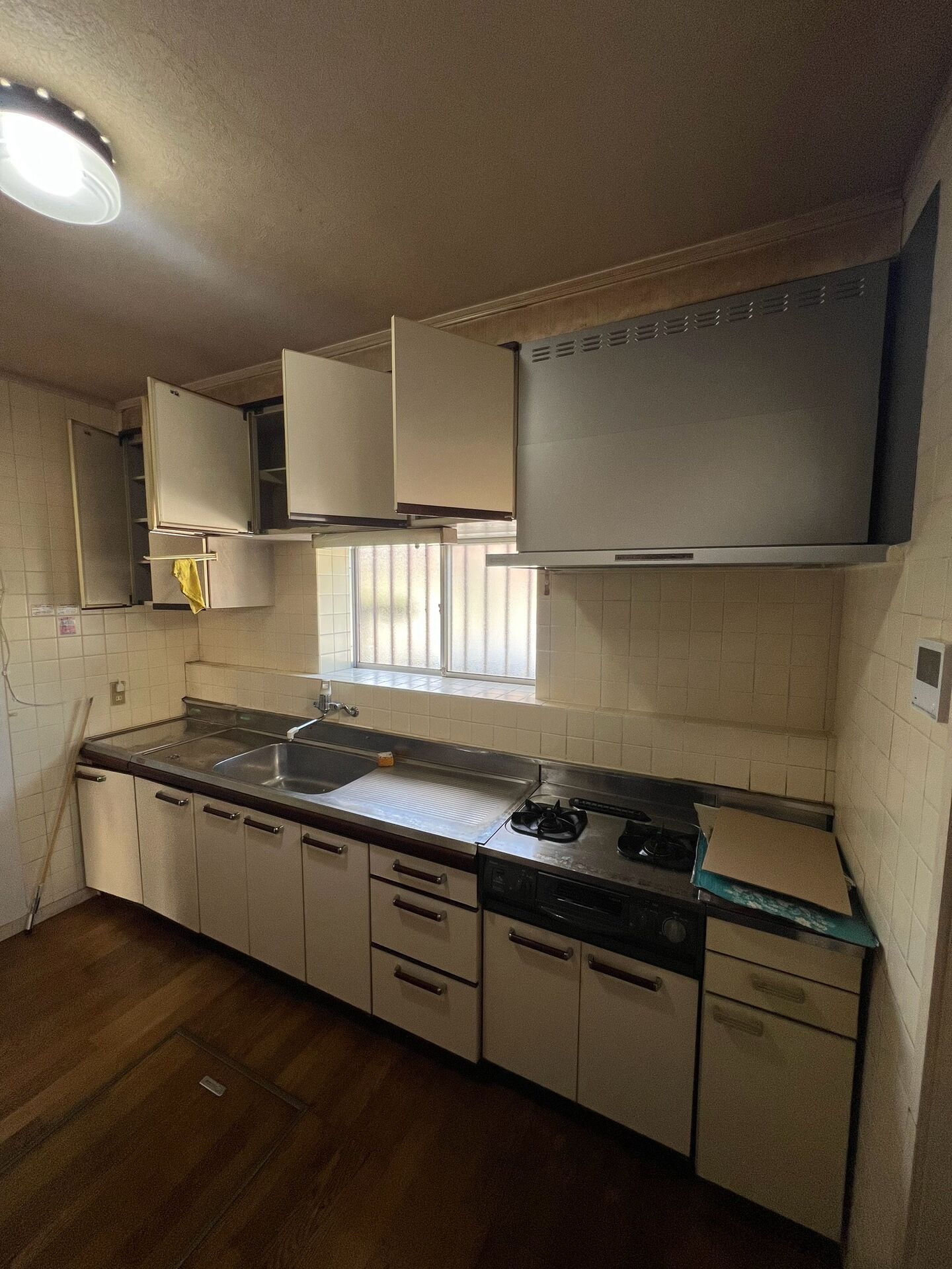 町田市｜マンション玄関にエコカラット施工｜モデルルームを参考に現物サンプルから選定