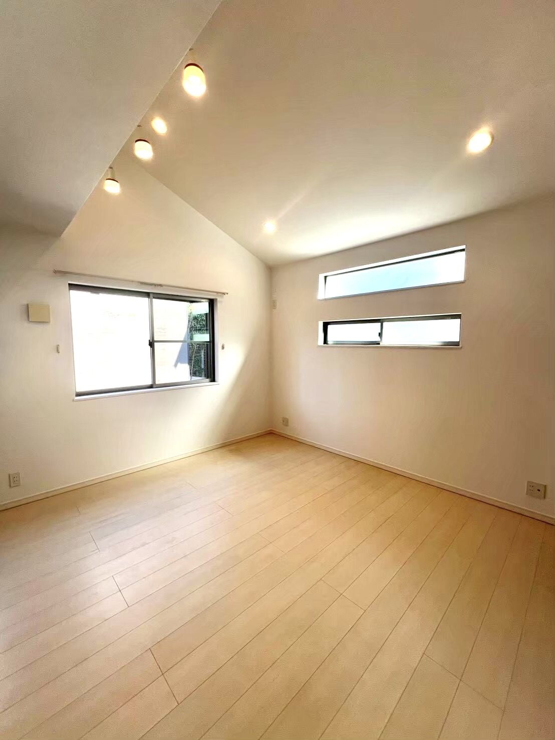 町田市｜賃貸していた戸建てを自宅へ。海外からの遠隔打ち合わせでクロスを全面張替え
