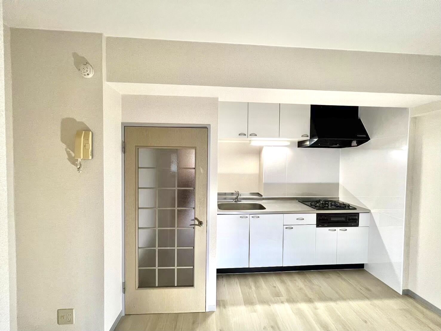 町田市｜マンションの内装リフォーム｜白系フロアタイルとダイノックシートで明るいお部屋へ