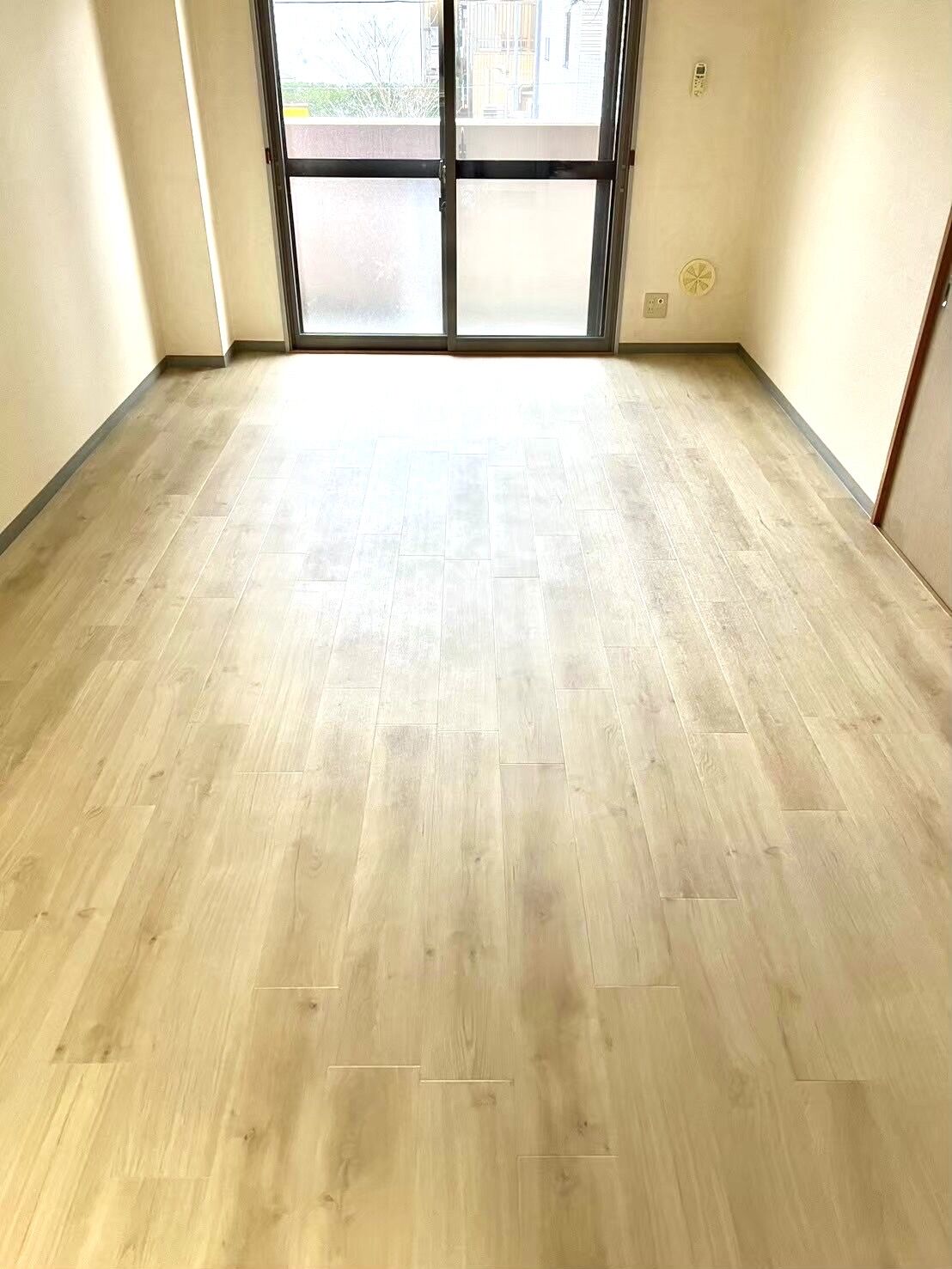 町田市｜マンションの内装リフォーム｜白系フロアタイルとダイノックシートで明るいお部屋へ