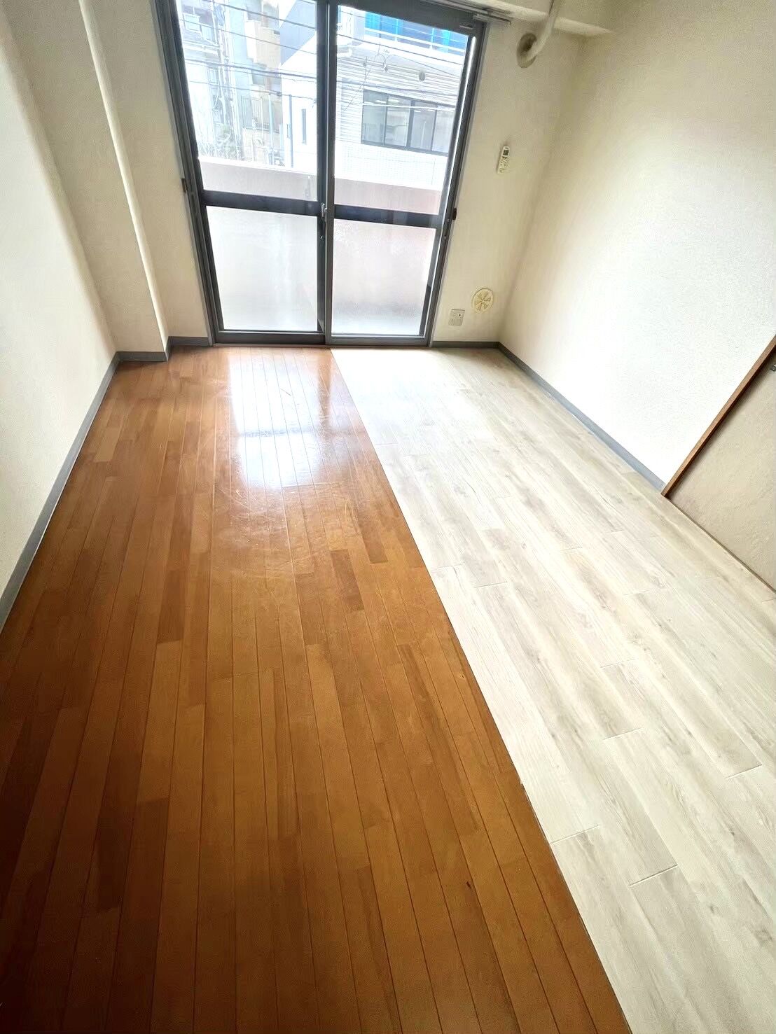 町田市｜マンションの内装リフォーム｜白系フロアタイルとダイノックシートで明るいお部屋へ