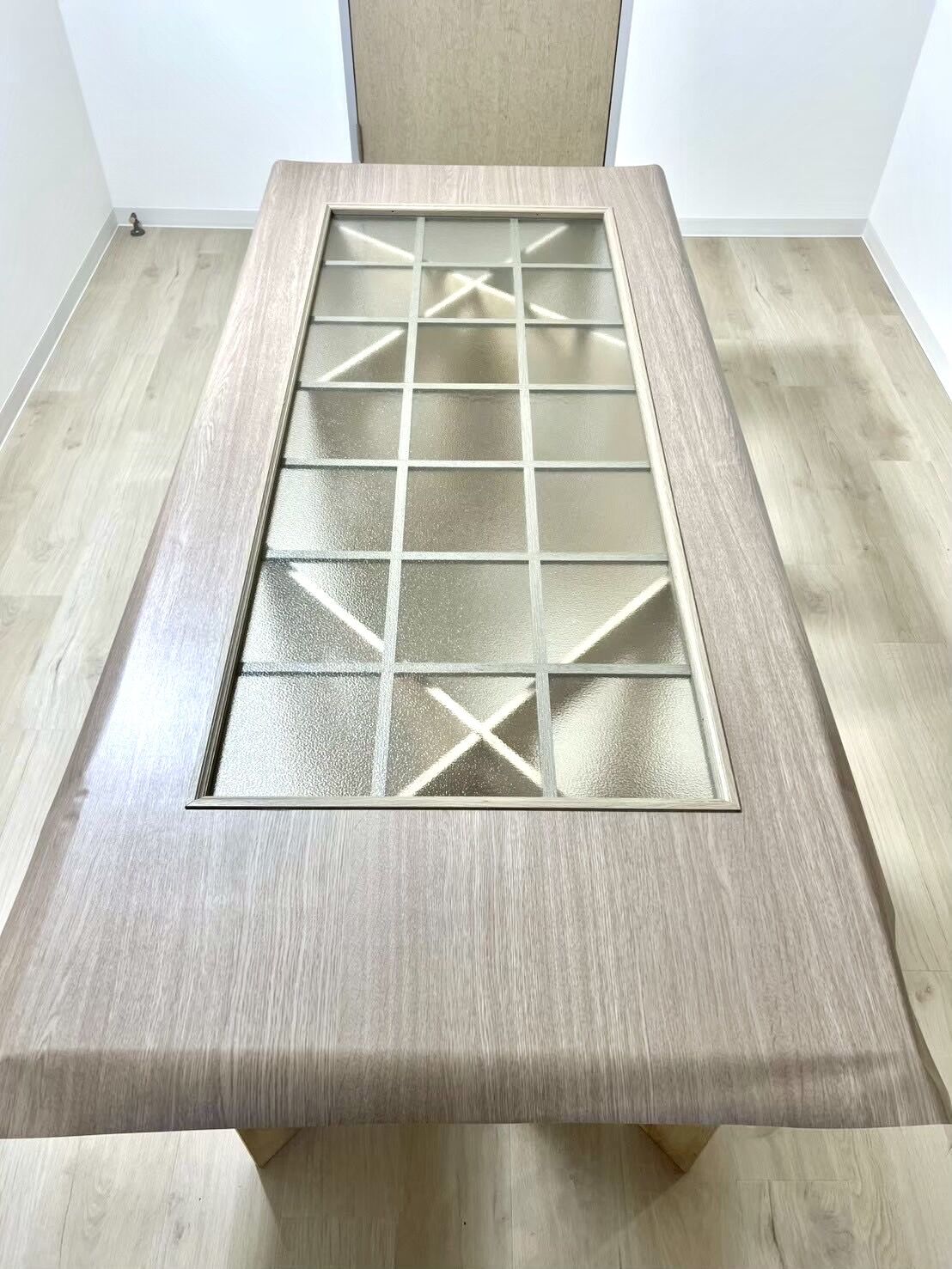 町田市｜マンションの内装リフォーム｜白系フロアタイルとダイノックシートで明るいお部屋へ