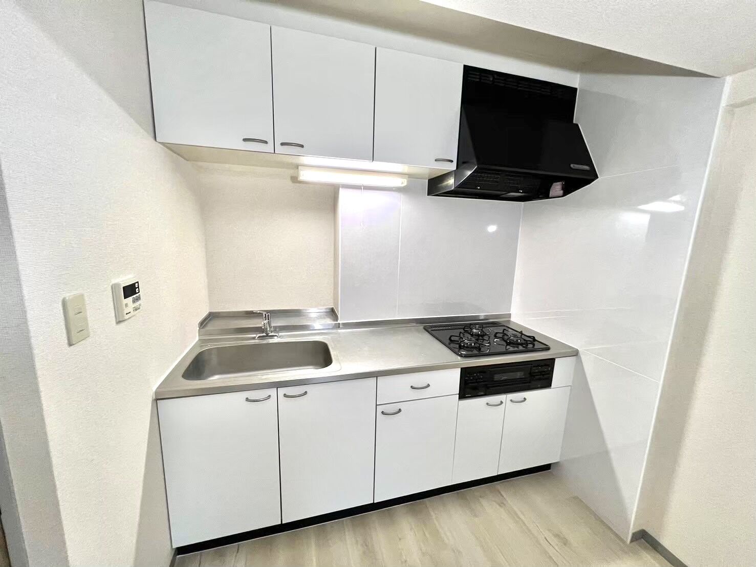 町田市｜マンションの内装リフォーム｜白系フロアタイルとダイノックシートで明るいお部屋へ