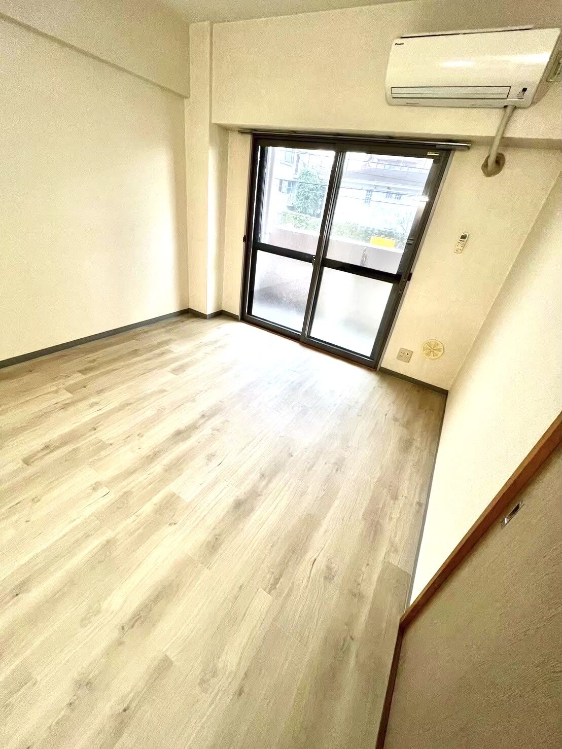 町田市｜マンションの内装リフォーム｜白系フロアタイルとダイノックシートで明るいお部屋へ