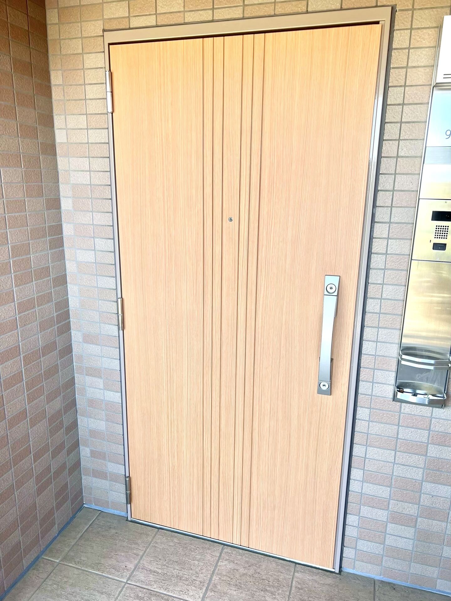 町田市｜マンション玄関にエコカラット施工｜モデルルームを参考に現物サンプルから選定