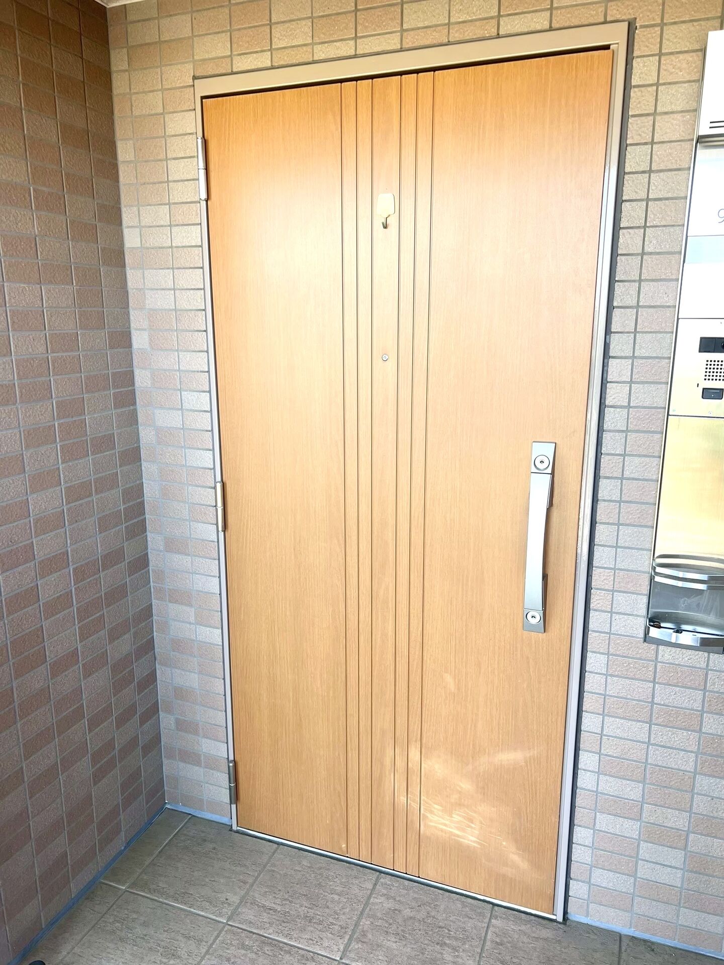 町田市｜マンション玄関にエコカラット施工｜モデルルームを参考に現物サンプルから選定